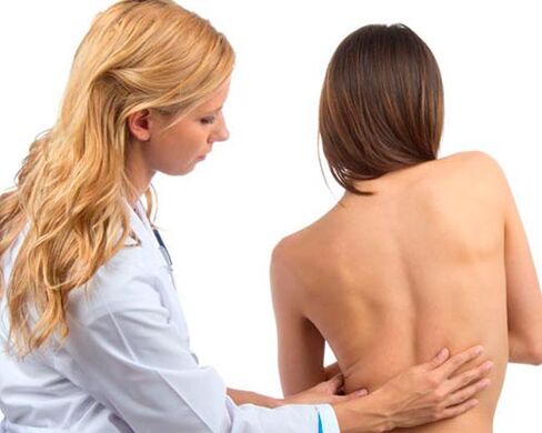 doktor bel ağrısı için sırtını inceliyor